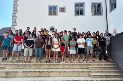 Die Schülerinnen und Schüler der Sankt-Georg Schule während des Besuchs des Landratsamtes Donau-Ries in Donauwörth