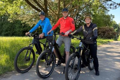 Der neue Radverkehrsbeauftragte des Landkreises Donau-Ries Stefan Roßkopf, Landrat Michael Dinkelmeier und die bisherige Radverkehrsbeauftragte Bianca Kratzsch.