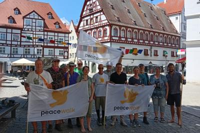 Gruppe mit Fahne in Nördlingen
