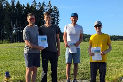 Die erfolgreichen Piloten des Stillberghof-Wettbewerbs: David Bauder (Mitte) landete auf Platz 1, Andreas und Michael Gesell (links) belegten Platz 2. Sebastian Langer (rechts) wurde Dritter