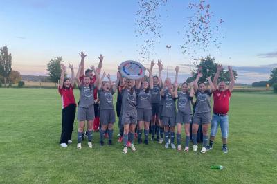 Die B-Juniorinnen der SG Wechingen-Alerheim-Deiningen feiern ihren Titel.