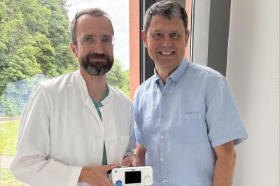 v.l.n.r.: Dr. Alexander Indrich (Chefarzt Anästhesie), Dr. Gerhard Hobelsberger (Vorsitzender Freundeskreis)