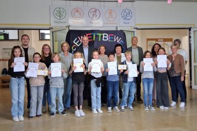 Im Vordergrund die neun teilnehmenden Schülerinnen und Schüler aus den Grundschulen Tagmersheim, Kaisheim, Monheim, Wolferstadt und Wemding mit Rektorin Margit Stimpfle (rechts). In der zweiten Reihe 7 Juroren und die beiden Klassleiterinnen der 4. Klassen: Verena Galgenmüller (2.v.l) und Andrea Renner (hinten ganz rechts). Siegerin Luna Langenfeld (erste Schülerin ganz rechts)