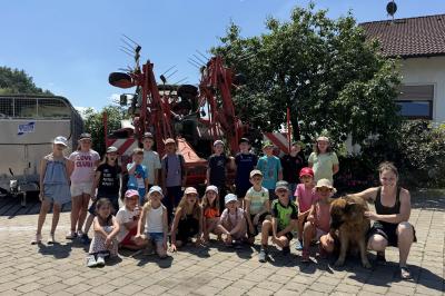 Die 2a der Leonhart-Fuchs-Grundschule auf ihrem Ausflug auf den Bauernhof.