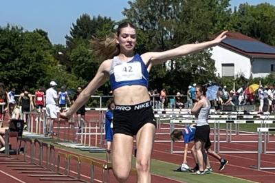 Viktoria Zajitschek bei ihrem Weitsprung in Limburger Hof