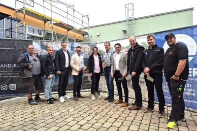 Donauwörths Oberbürgermeister Jürgen Sorré (4.v.l.) schaut auf der Baustelle an der Gebrüder-Röls-Schule vorbei.