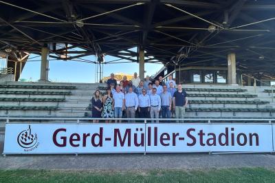 Die Mitglieder des Sportbeirates mit dem Oberbürgermeister der Stadt Nördlingen und Vertretern der Vorstandschaft des TSV Nördlingen.