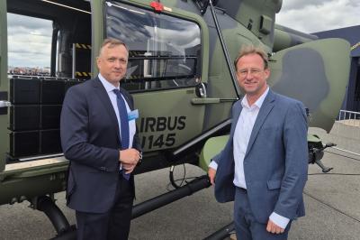 Das Foto zeigt MdL Wolfgang Fackler (rechts) mit dem Deutschland-Chef von Airbus Helicopters Deutschland, Stefan Thomé vor dem U145.