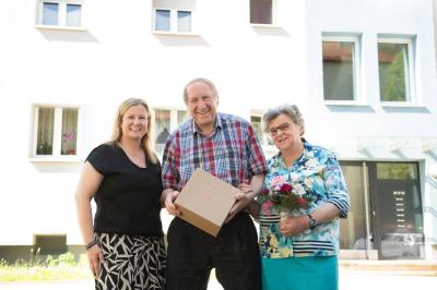 Bewirtschafterin Simone Vogel (Vonovia) mit Jubilar Peter Krebs nebst Ehefrau Edith.