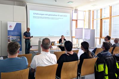 KI zum Anfassen: Referent Dr.-Ing. Hans Egermeier (talsen team GmbH) und Mitarbeiterin Katrin Bär zeigten den Teilnehmenden im Technologie Centrum Westbayern, wie Künstliche Intelligenz bereits heute Prozesse im Unternehmensalltag unterstützen kann.