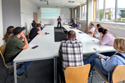 Energieeffizienzexperte Dipl.-Wirtschaftsing. (FH) Peter Schiele (stehend) erläuterte den individuellen Sanierungsfahrplan (iSFP) und beantwortete zahlreiche Fragen der interessierten Teilnehmer.