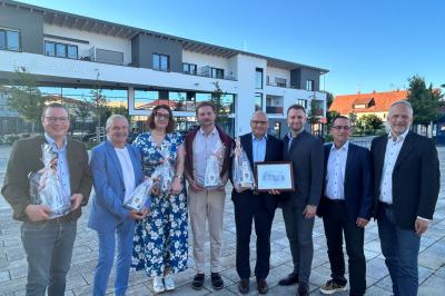 Auf dem Bild zu sehen (von links): Stefan Reicherzer, Christian Scholz, Melanie Kac, Julian Bumberger, Martin Paninka, Bürgermeister Florian Mittler, Lars Maier und Michael Haller. 