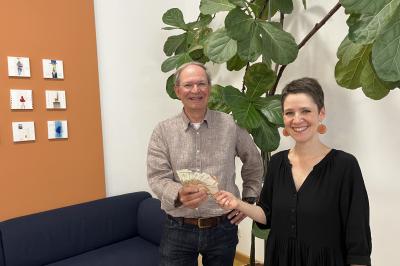 Bei der Spendenübergabe - links Autor Heinz Rötlich, rechts Kathrin Häffner.