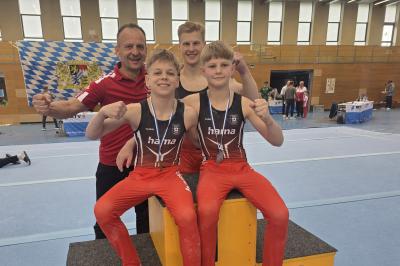 Adrian Gross, Philipp Dörner, Sascha Wilhelm als beste Monheimer Einzelturner mit Trainer Roland Grimm auf der „Bayerischen“.