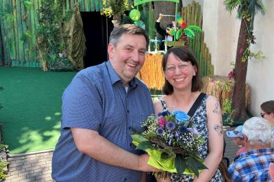 Axel Schönmüller begrüßte Frau Anna Schlecht und ihre Familie als 10.000. Besucher der Spielzeit 2026 auf der Freilichtbühne Alte Bastei.