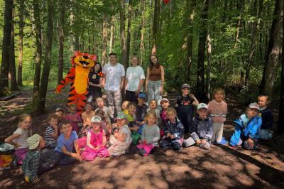 Für strahlende Kinderaugen sorgte kürzlich der Besuch der Zott-Zauberer bei den Waldbären des Waldkindergartens Donauwörth. Die Auszubildenden der Molkerei Zott engagieren sich mit ihrer Zaubershow im Rahmen eines sozialen Projekts und besuchen Kindergärten und andere soziale Einrichtungen. 