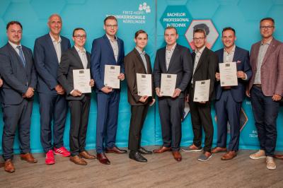 V.l.: Michael Dinkelmeier (Landrat), Benedict Reuß (Geschäftsführer des BVT), Christoph Schmid (MdB), Andreas Hofer, Marco Reitsam, Simon Haas, Janik Reitsam, Jonas Feldengut, Fabian Schmid, Steffen Höhn (Zweiter Bürgermeister der Stadt Nördlingen), Michael Pfäffl (Schulleiter Fritz-Hopf-Technikerschule)