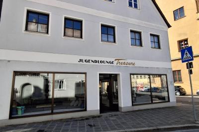 Die Fotoausstellung zum Jubiläum des Sommerferienprogramms ist in der Jugendlounge „Treasure“ zu finden.