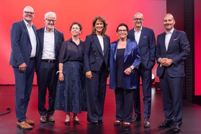 Auf dem Bild zu sehen (von links): Frank Uszko (CEO Zott), Anton Hammer (CFO Zott), Simone Mack (Eigentümerfamilie, Schwester von Christine Weber, Verwaltungsrat), Michaela Kaniber (Bayerische Landwirtschaftsministerin), Christine Weber (Eigentümerfamilie, Vorsitzende des Verwaltungsrats), Rene Roth (Derzeit CFO, Nachfolger von Herrn Uszko als CEO ab 01.01.2027), Georg Weber (Eigentümerfamilie, Sohn von Christine Weber, Verwaltungsrat). 