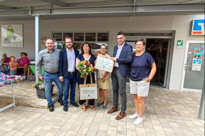 Alerheims Bürgermeister Alexander Joas, Stabstellenleiter Klemens Heininger, Michaela Ohmüller vom Dorfladen Alerheim, Silvia Vidmar-Pohl, die Nachhaltigkeitsbeauftragte des Landkreises, Landrat Michael Dinkelmeier und Johanna Ziegelmeier ebenfalls vom Dorfladen Alerheim (v.l.n.r.)