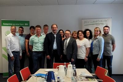 Auf dem Bild zu sehen (von links): Geschäftsführer Michael Stiller, Mathias Steinheber, Annelene Helmle, Stellv. Kreisobmann Friedrich Weng, Roland Naß, Kreisobmann Karlheinz Götz, Stellv. Kreisbäuerin Ulrike Wagner, Staatsekretär Ulrich Lange, MdB, Irmgard Haberl, Kreisbäuerin Susanne Löfflad, Tanja Göggerle, Stellv. Kreisbäuerin Anke Drukewitz, Vorstand Bay. Jungbauernschaft Maximilian Engel.