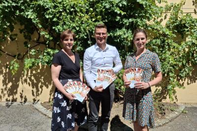 Der Countdown für die Sommerferien läuft: Mit  dem neuen Flyer startet das Ferienprogramm 2026 bald in die  Anmeldephase (v. l.: Simone Leidel, Oberbürgermeister David  Wittner, Jugendsozialarbeiterin Nina Thorwart).