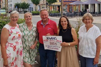 Spende der Kiwanis an Förderverein der Ludwig-Auer-Mittelschule