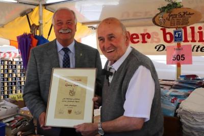Anlässlich seines 70-jährigen Jubiläums als Beschicker der Nördlinger Mess‘ wurde Georg Huber („Billiger Jakob“) im Jubiläumsjahr 2019 von Alt-Oberbürgermeister Hermann Faul geehrt.
