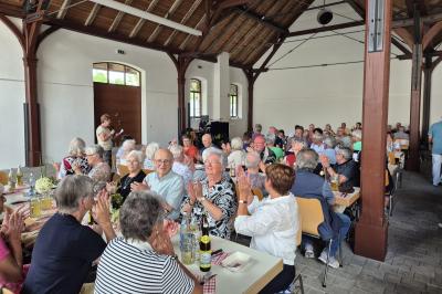 Beste Stimmung beim Sommerfest des Seniorenbeirats: Rund 200 Gäste genossen einen unterhaltsamen Nachmittag mit Musik, Tanz und guter Gemeinschaft in der Sommerhalle.