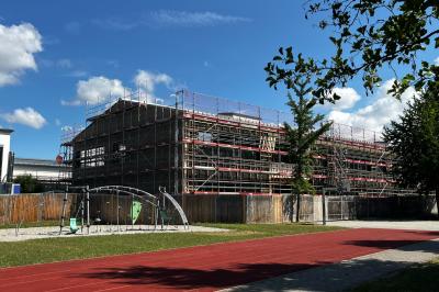 Die Grundschule Rain befindet sich aktuell im Bau.