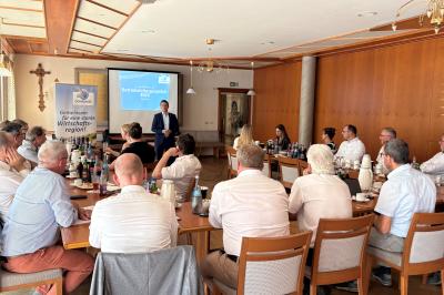 Nördlingens Oberbürgermeister David Wittner spricht zu den Betriebsleiter im Gasthof Neuwirt in Bayerdilling.