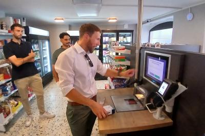 Eine Packung Schrauben für das nächste Bauprojekt – Bürgermeister Thomas Heydecker an der Smart-Baumarkt-Kasse.