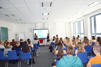 Bundestagsabgeordnete Heike Heubach zu Gast an der Staatlichen Realschule Rain