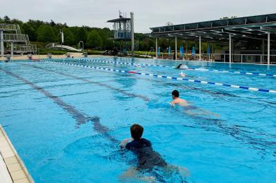 Schwimmen für den guten Zweck: Beim 24-Stunden-Schwimmen im Freibad Marienhöhe wird jeder geschwommene Kilometer mit 1 Euro zugunsten der Stiftung Nördlinger Hilfe in Not unterstützt.
