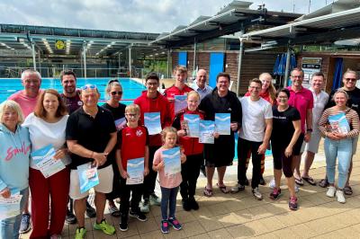 Alle sind Gewinner! OB David Wittner, Martin Gruber und Susanne Vierkorn mit den Helfern, Siegerinnen und Siegern des 24-Stunden-Schwimmens. Jeder geschwommene Kilometer unterstützt die Stiftung „Nördlinger Hilfe in Not“.