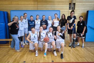 Das TVA Young Angels Team mit BG-Vorsitznder Ingrid Hecht-Wittmann (links) und den beiden Coaches Carina Unger (mit Krücken) und Sophie Kleim (ganz rechts).