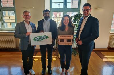 V.l.n.r.: 1. Vorsitzender des Vereins 1000 Schulen für unsere Welt e. V. und Landrat a. D. Stefan Rößle, Kaplan Pater Jith in Vertretung für Pfarrer Markus Lidel, Ramona Ruf, Koordinatorin für Entwicklungszusammenarbeit am Landratsamt Donau-Ries und Landrat Michael Dinkelmeier.