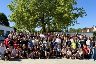 Die erfolgreichen Sammlerinnen und Sammler der Realschule Heilig Kreuz Donauwörth mit Schulleiter Wolfgang Mühldorfer und den federführenden Biologie-Lehrern Ursula Schliebe und Helmut Hufnagl sowie Renate Michel vom Bund Naturschutz (alle rechts im Bild)
