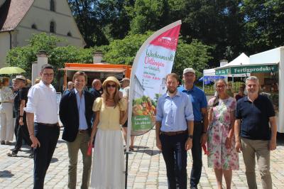 Der Oettinger Wochenmarkt wurde im Beisein von Fürst Franz-Albrecht zu Oettingen-Spielberg (2.v.l.), dessen Ehefrau Cleopatra von Adelsheim (3.v.l.) sowie Landrat Michael Dinekmeier (l.) und Oettingens Erstem Bürgermeister Thomas Heydecker (M.) eröffnet.