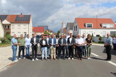 Mit dem Durchschneiden des Bands wurde die Straße offiziell eingeweiht.