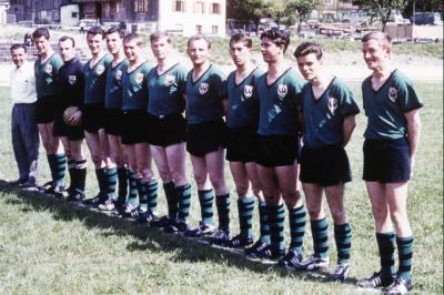 Helmut Wurm (1. v.r.) und sein Freund Gerd Müller (3. v.r.) bei einem Freundschaftsspiel des TSV Nördlingen in Oberstdorf an Pfingsten 1964 