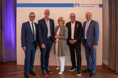 Vorstandssprecher Alexander Lehmann (rechts) und Vorstand Hubert Wöger (links) mit v. l. n. r. Aufsichtsratsvorsitzender Thomas Kopp und den wiedergewählten Aufsichtsratsmitgliedern Martina Mack und Peter Marx.
