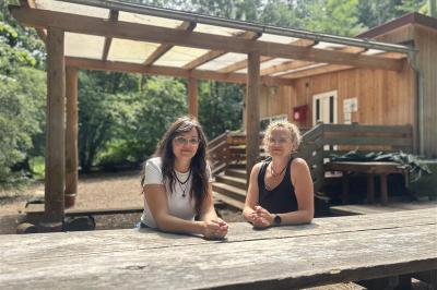 Michaela Richter (l.) und Lisa Steinle setzen sich für den Erhalt des Waldkindergartens an der Alten Bürg ein. 