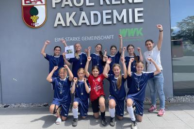 Die erfolgreichen Fußballmädels des THG Nördlingen freuten sich gemeinsam mit ihrer Betreuerin Anna Maurer (im Bild ganz rechts) über ihren zweiten Platz beim Bezirksfinale.