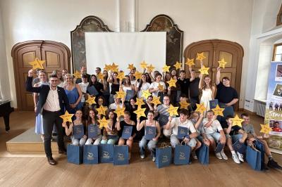 Die Schülerinnen und Schüler, die am Freiwilligen Sozialen Schuljahr 2026 teilgenommen haben, freuen sich über Ihre Urkunden. Links, die Ehrenamtsbeauftragte Karin Brechenmacher sowie Stefanie Fieger und Landrat Michael Dinkelmeier.