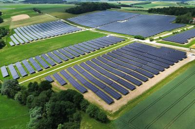 Der neue LEW-Solarpark „Am Ederhof“ bei Daiting ist mit knapp 24 Megawatt peak und rund 40.000 Modulen die bislang größte Photovoltaikanlage im LEW-Portfolio. Er erzeugt jährlich rund 28 Gigawattstunden regionalen Ökostrom.