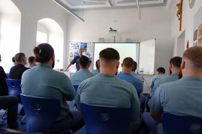 In der Justizvollzugsanstalt Niederschönenfeld haben in diesem Jahr erneut zahlreiche Gefangene ihre berufliche Ausbildung erfolgreich abgeschlossen. 