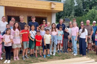 Mit einem Helferfest hat die Mittelschule Oettingen den erfolgreichen Abschluss der Sanierung ihres Gartenhäuschens im Schulgarten gefeiert.