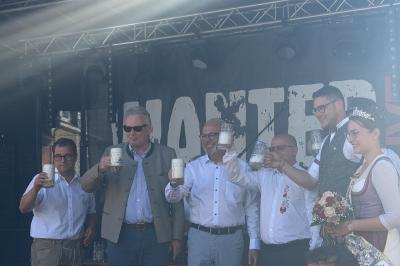 Mit dem traditionellen Bieranstich durch Bürgermeister Karl Rehm wurde am Samstag das Rainer Stadtfest offiziell eröffnet. Erstmals war dabei auch Landrat Michael Dinkelmeier zu Gast