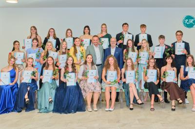 Bürgermeister Karl Rehm und Schulleiter Christian Sattich gratulieren 26 Absolventinnen und Absolventen der Realschule Rain zum Realschulabschluss mit der Note 1 vor dem Komma, ganz besonders den Schulbesten Helena Kramer und Angelina Martin zum Traumschnitt von 1,08. 